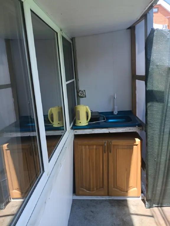 Двухкомнатный номер с балконом с видом на море в 20м от него