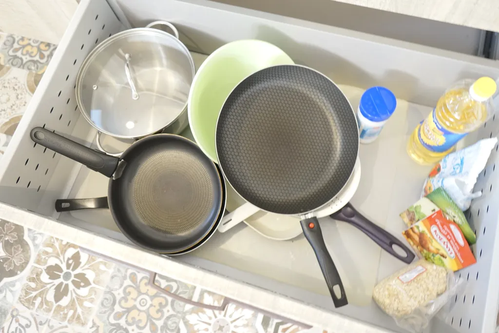 Студия с камином, деревом и видом на реку