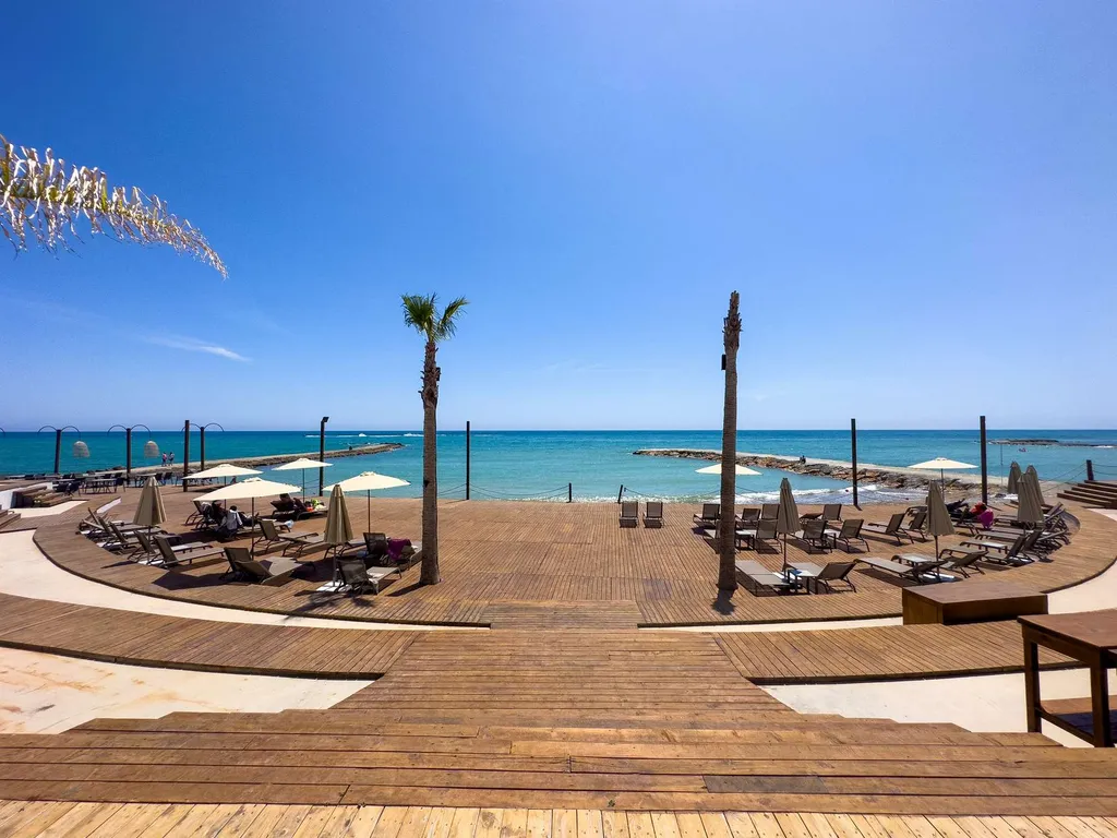 Azura World E с премиум инфраструктурой