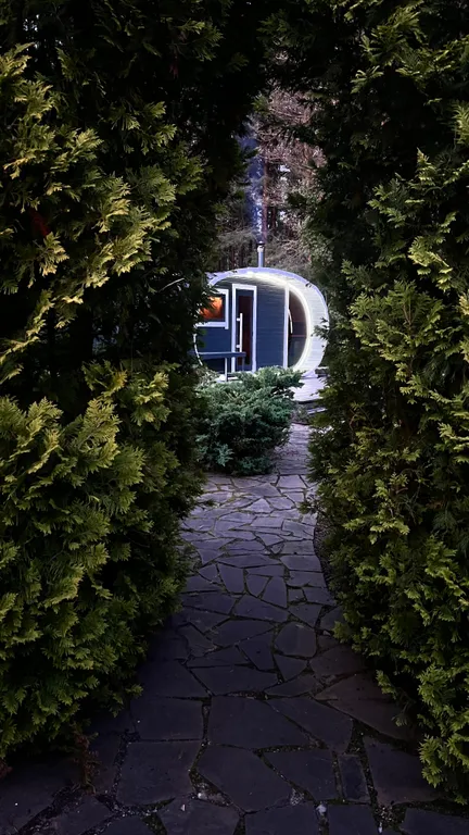 Уединённый хутор в лесу у реки с баней и камином