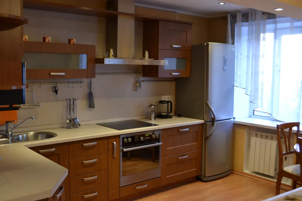 Студийного плана двухкомнатная квартира в доме над рестораном Тундра