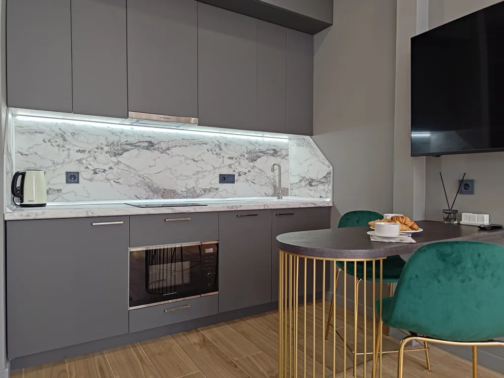 Дизайнерский апартамент с балконом в окружении леса