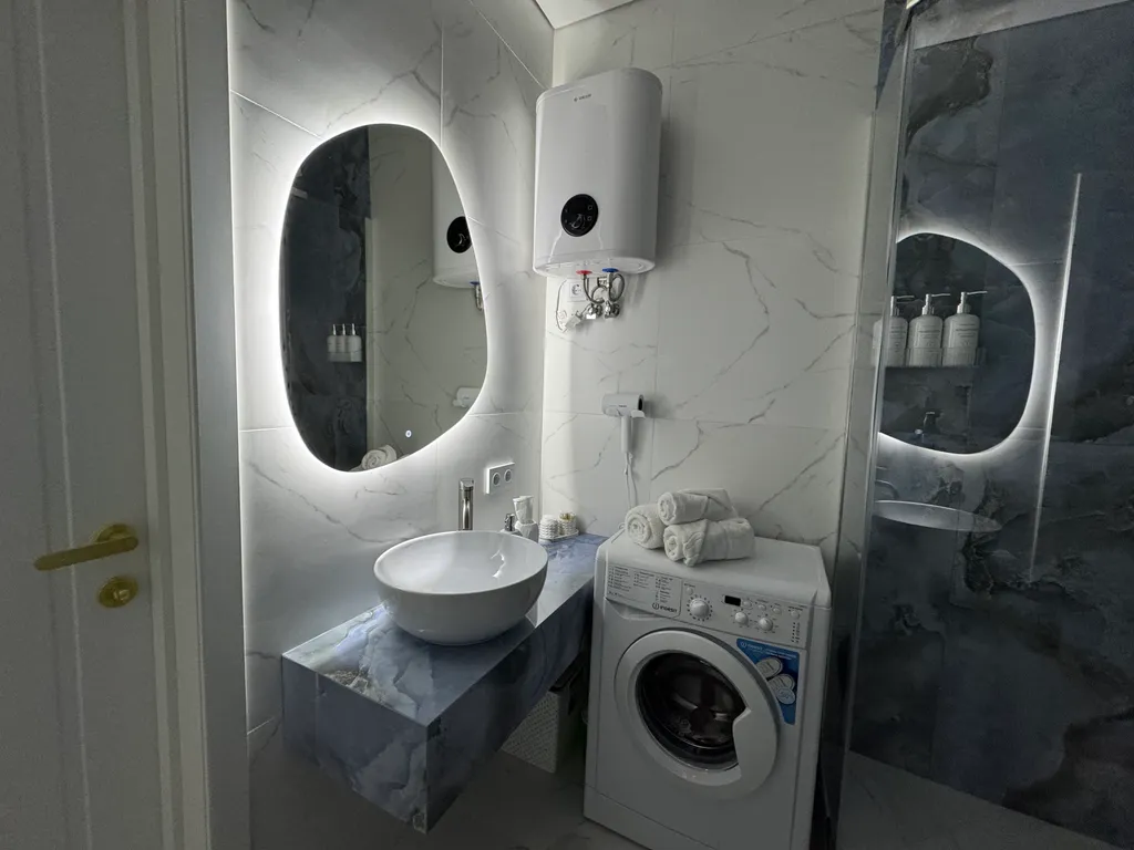 Видовая квартира с дизайнерским ремонтом на берегу реки в белых росах