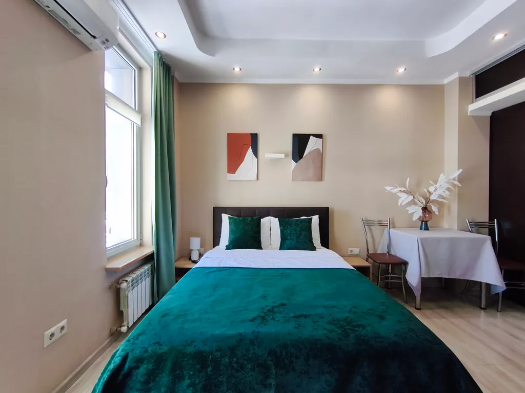 Стильная студия с балконом и  панорамным видом на горы