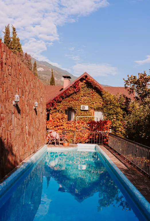 Дом с теплым бассейном у моря в Ялте