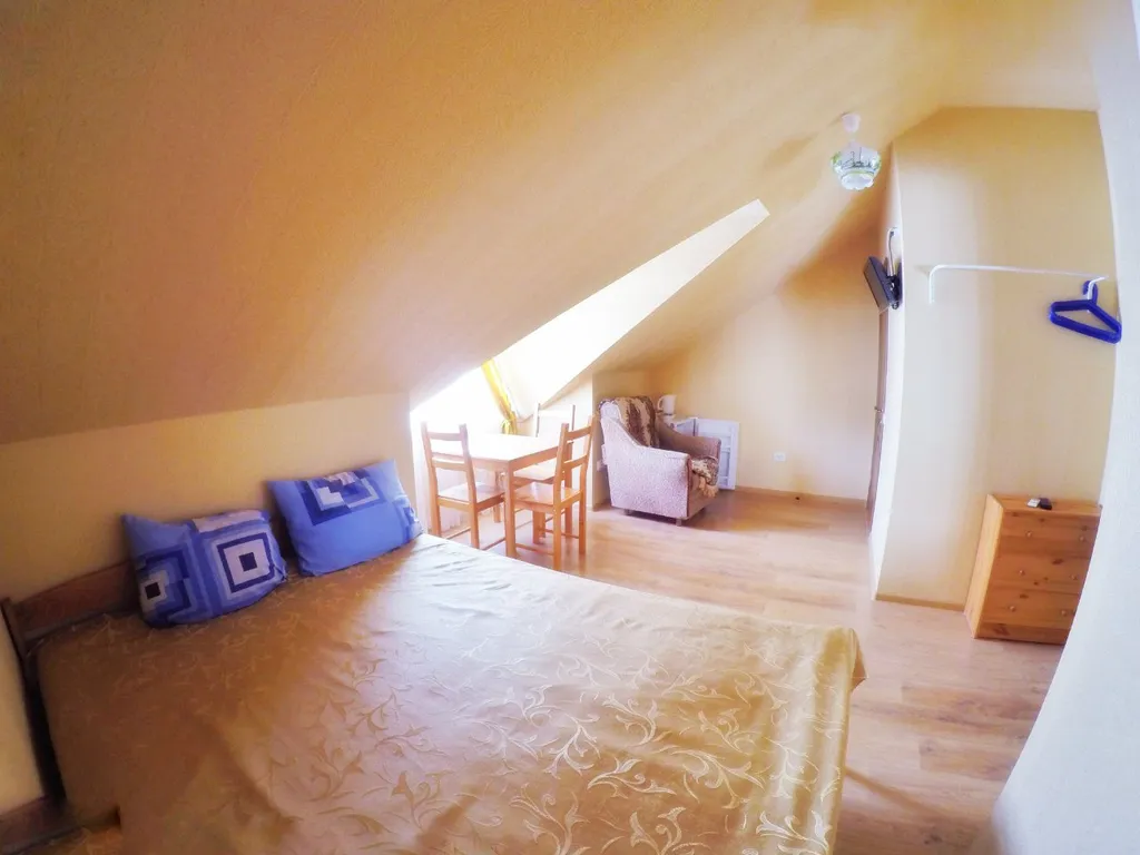 Двухместный номер с доп. местом без балкона с видом на горы