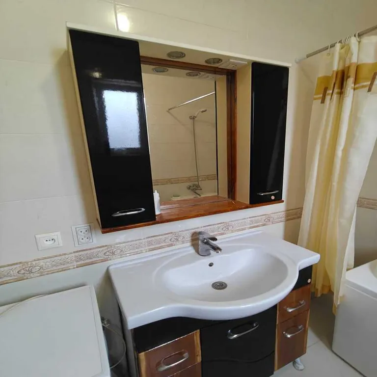 Честный дом неподалеку от моря