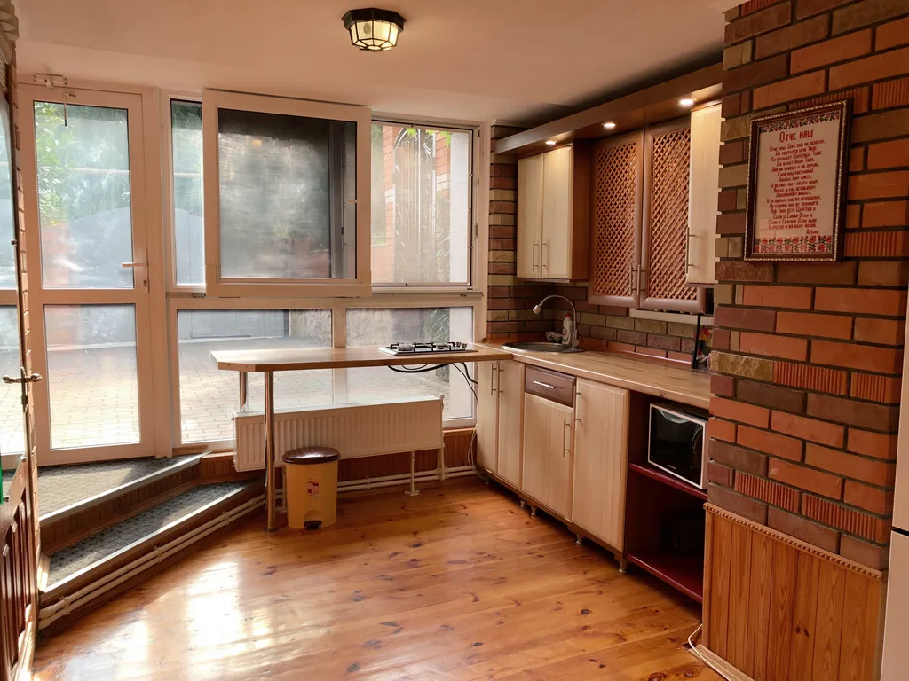 Коттедж Добротный кирпичный дом со своим двором в усадьбе Можжевеловый дворик — Айвовое