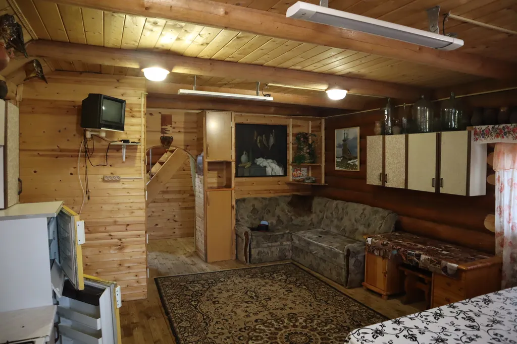 Двухэтажный дом на берегу Волги