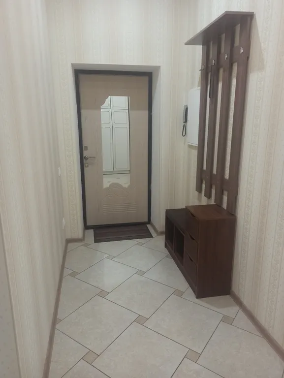 Уютная, трёхкомнатная квартира, с хорошим евроремонтом