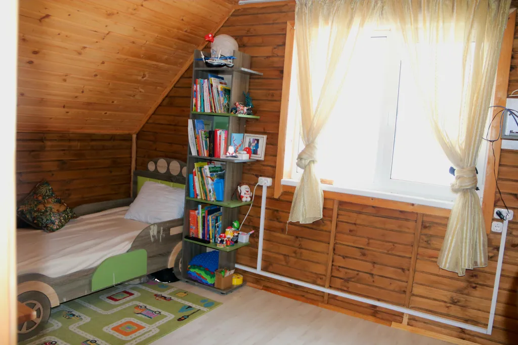 Коттедж на берегу реки с видом на сосновый лес