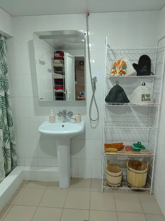 Дом с баней и пирсом на берегу пруда