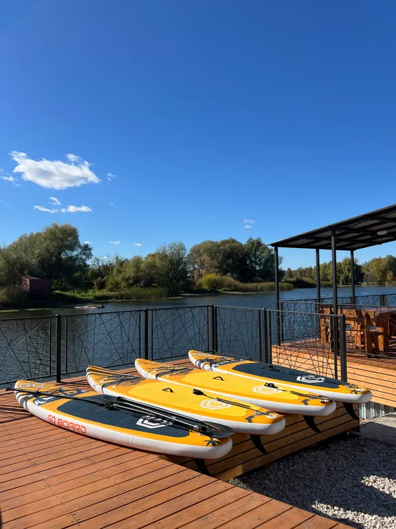 Уютный дом у реки недалеко от города с настоящим дровяным камином