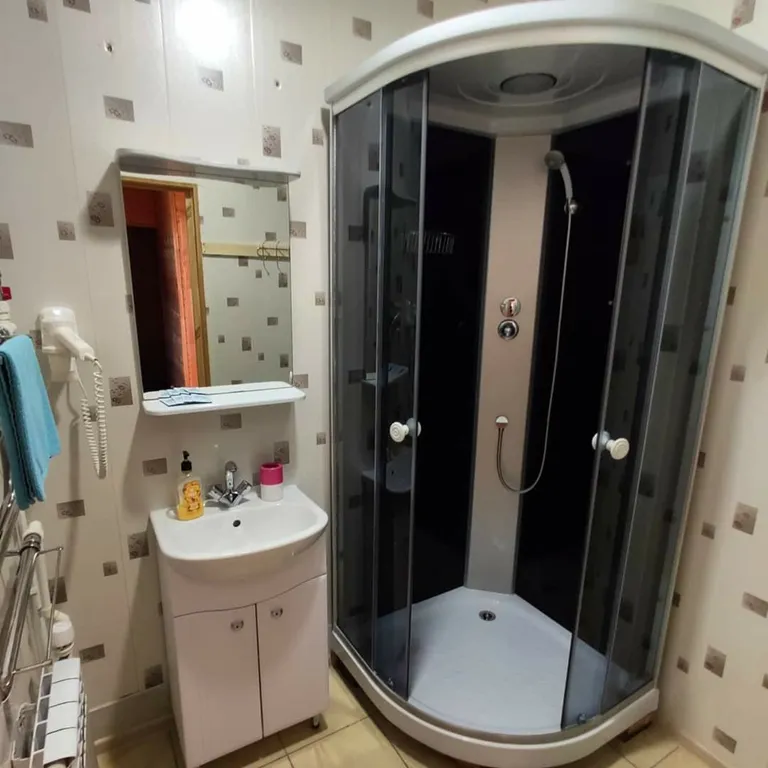 Дом на берегу озера с видом на лес