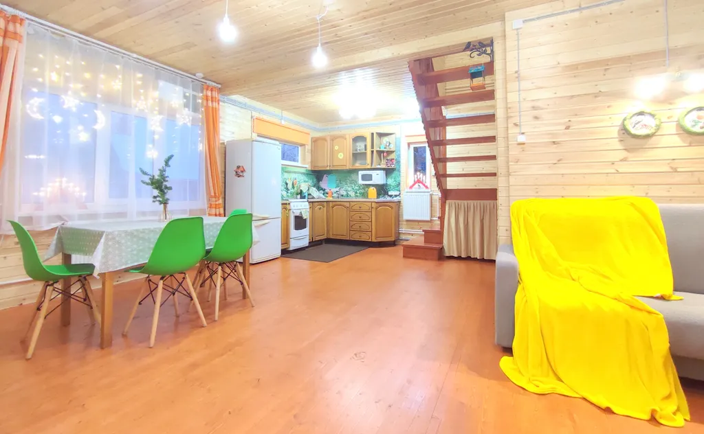 Птица синица House с огромным балконом у озера