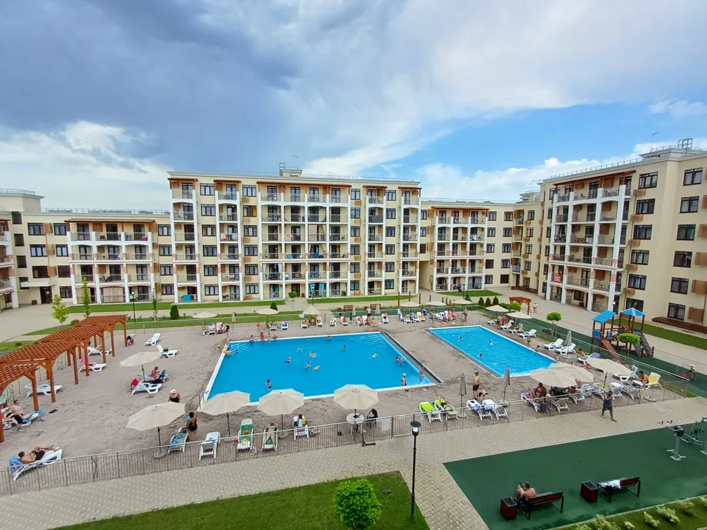 Современная студия для отдыха с видом на бассейн