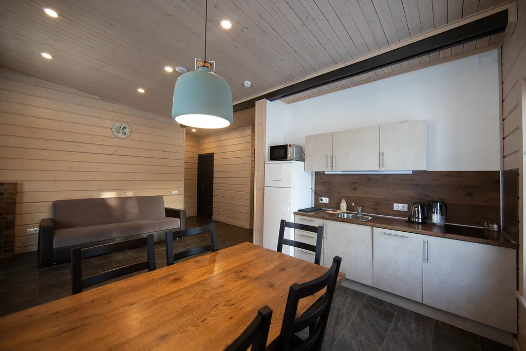 Просторный коттедж с двумя спальнями, камином и сауной