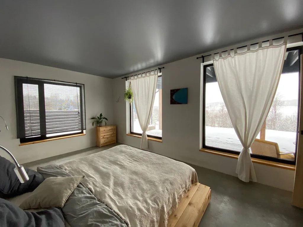 Дом у реки с видом на лес