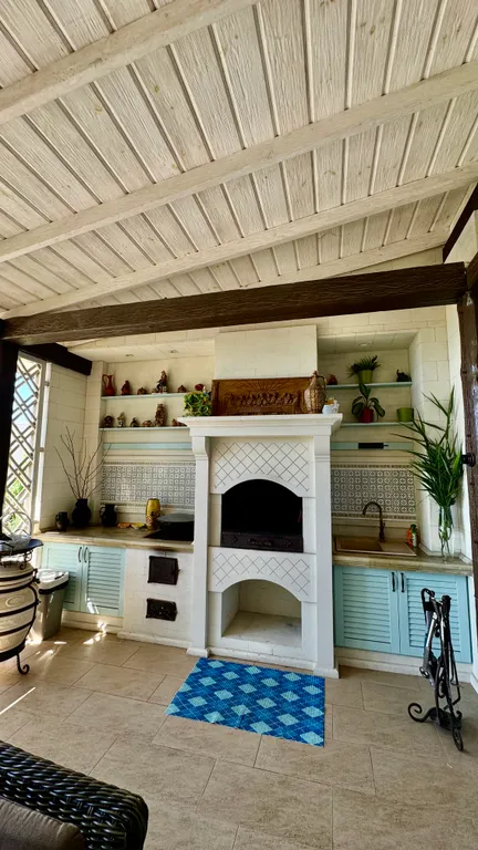 Дом с бассейном у моря