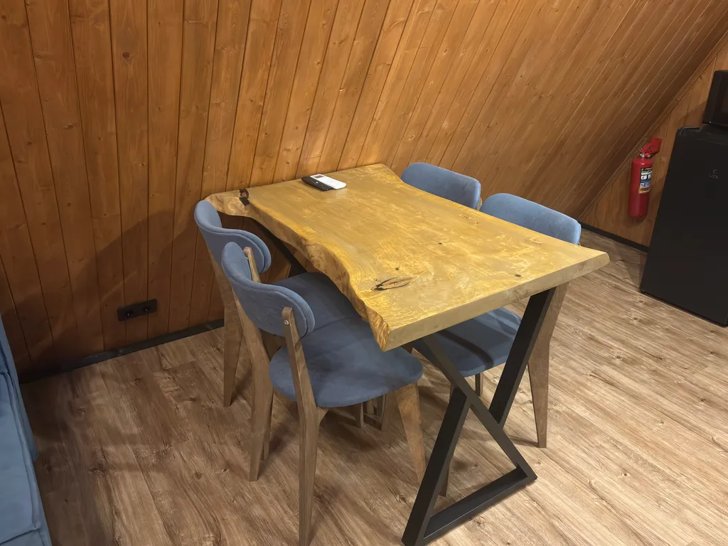 Дом афрейм с видом на горы и пруд