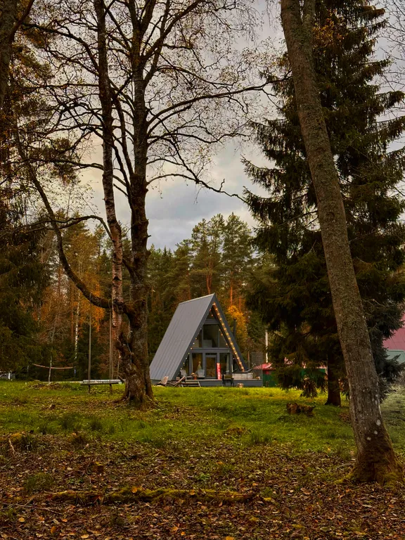 Большой уединенный A-frame в лесу с горячей купелью Фурако