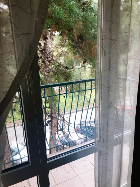 Дом с видом на сквер в центре города