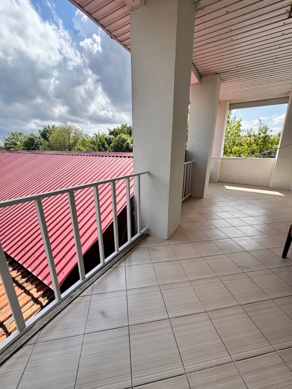 С бассейном рядом с морем