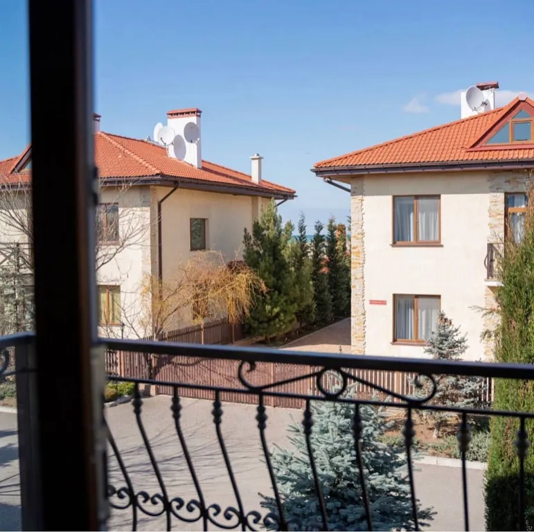 Апартаменты на первой линии в Севастополе, Любимовка