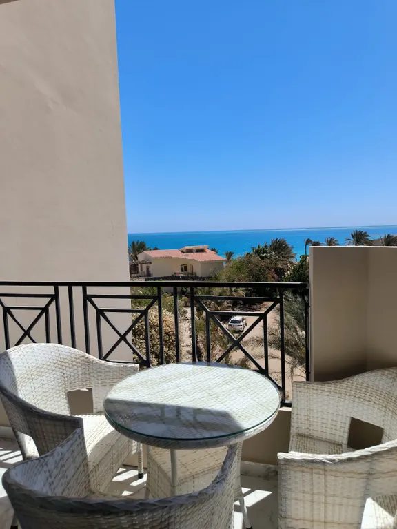 Уютная студия в терракотовом цвете на берегу моря, первая линия