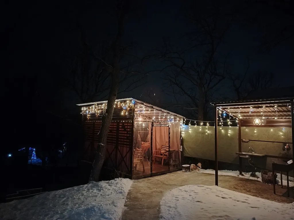 Дом в дубовой роще у реки