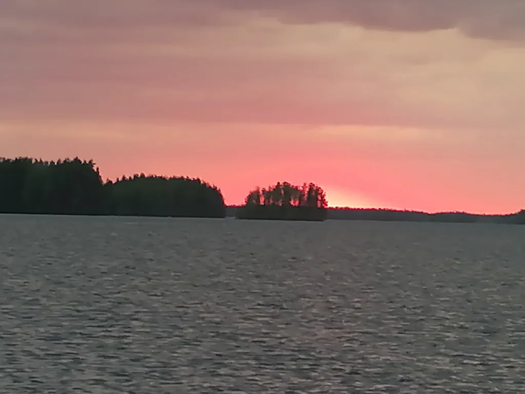 Дом прямо на берегу Беломоро-Балтийского канала "Дикая клюква"