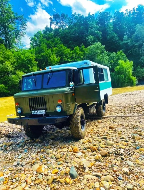 Романтик у реки