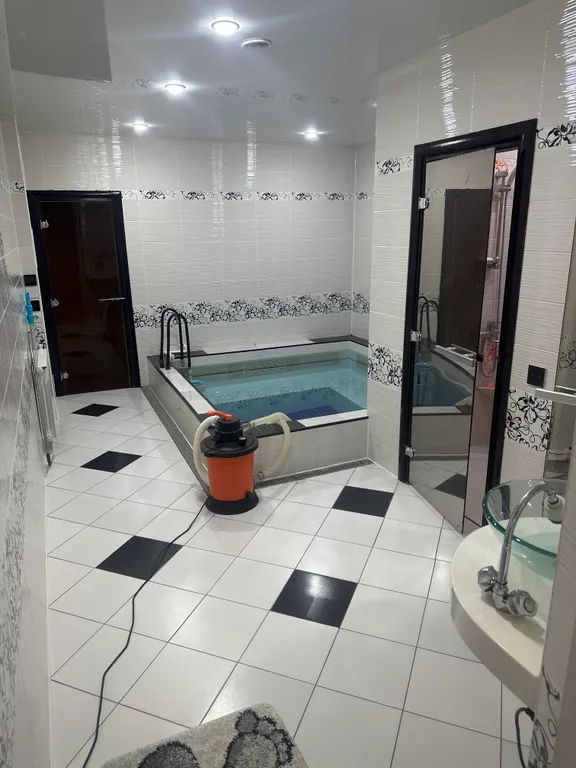 Двухэтажный дом с баней и бассейном