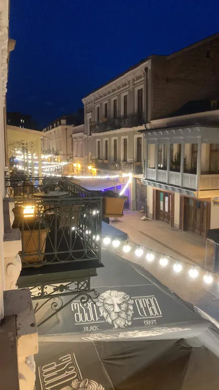 Апартаменты с двумя спальнями с историческим интерьером центр Тбилиси