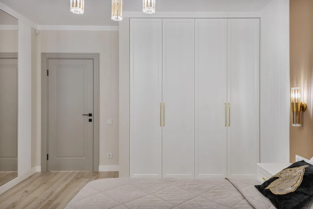 Квартира в элитном ЖК с плетеной мебелью на балконе от Juls Apart