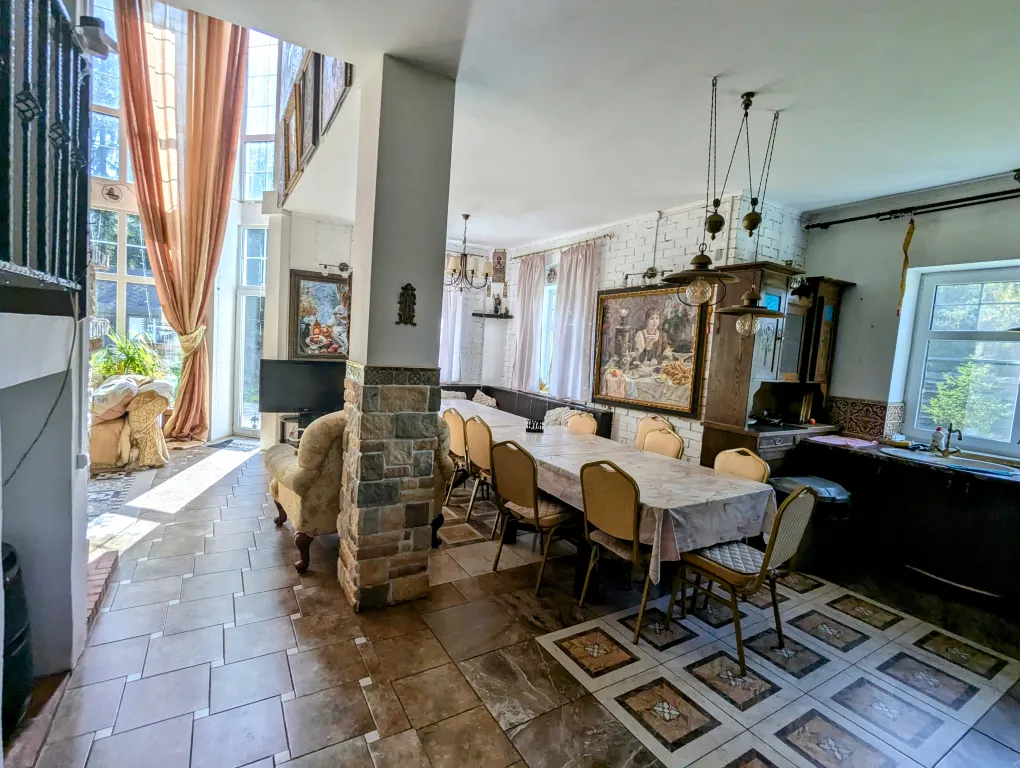 Большой красивый дом с камином в лесу