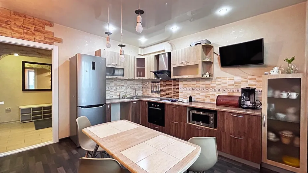 Современная трехкомнатная квартира с большой кухней