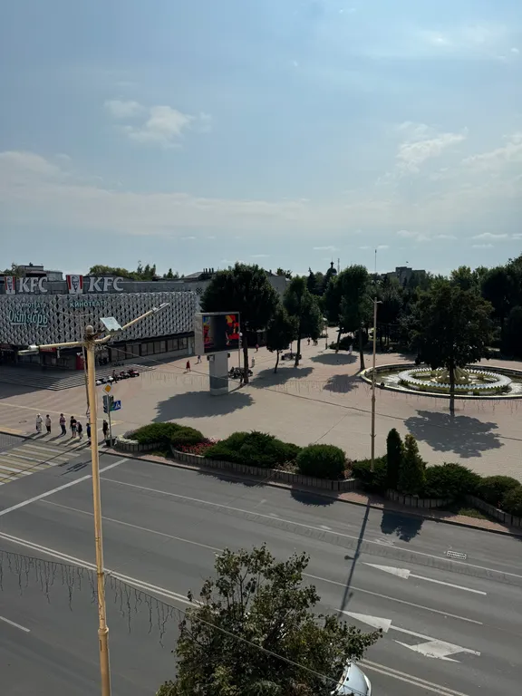 Большая 3-комнатная квартира в самом центре на площади