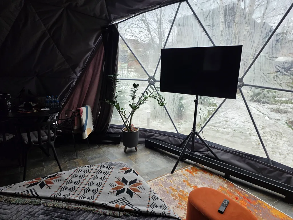 Новая сфера для глэмпинга Бёрд&Self vibe с дизайнерским интерьером