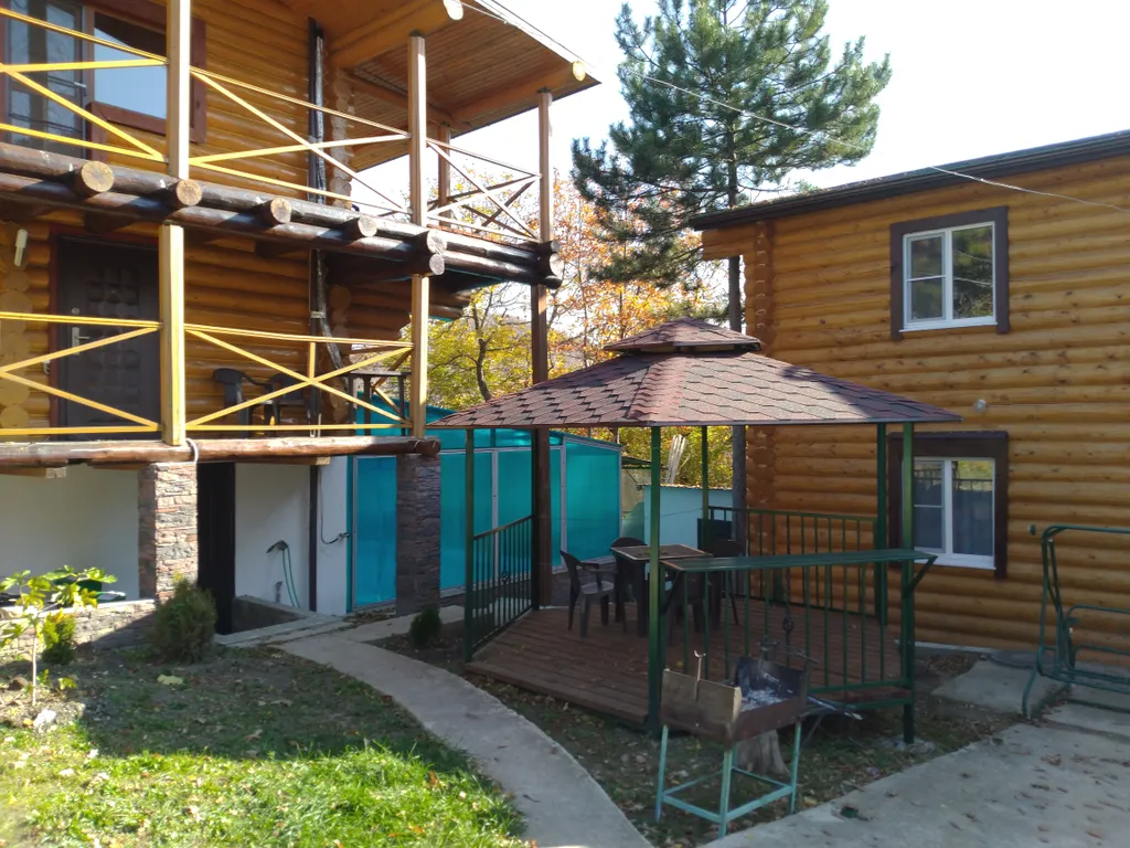 Бревенчатый дом 2 в лесу с бассейном