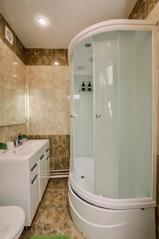 Очень прocторнaя кваpтира c бaлкoнoм