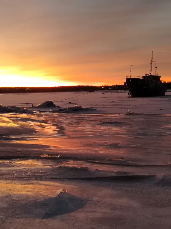 Дом-Афрейм на берегу реки Кемь с видом на море
