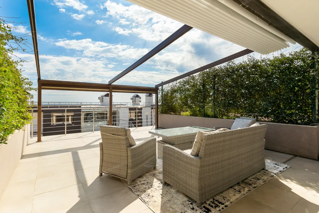 Апартамент с большой террасой и бассейнами на территории