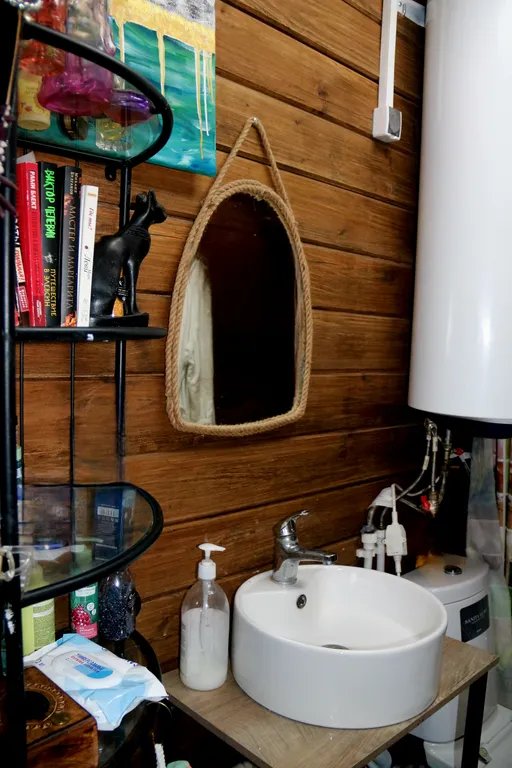 Коттедж на берегу реки с видом на сосновый лес