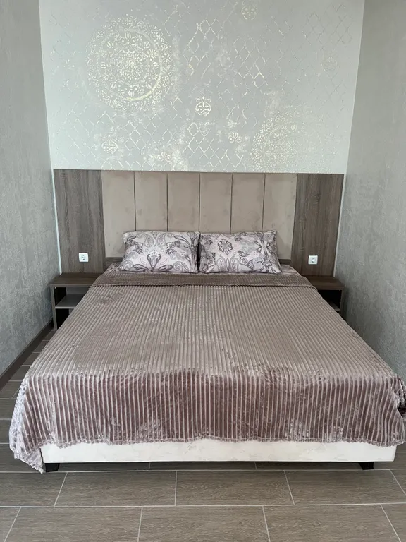 Комната с видом на море бежевая