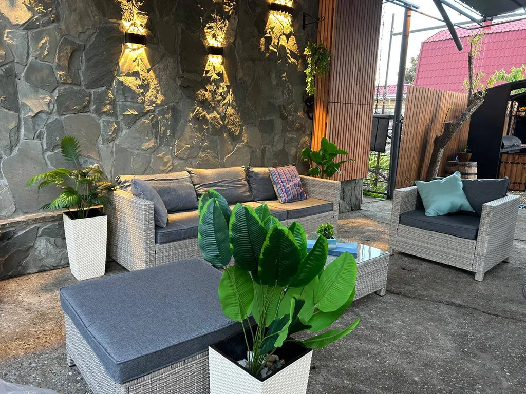 Дом сапфир с бассейном в центре