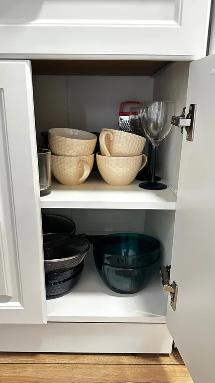 Уютный Белый дом у реки