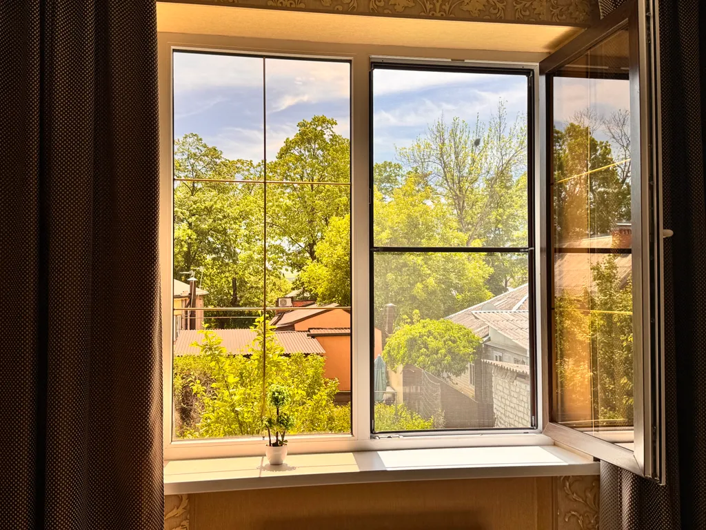 Закрытая территория парковка возле театральной площади и входа в парк