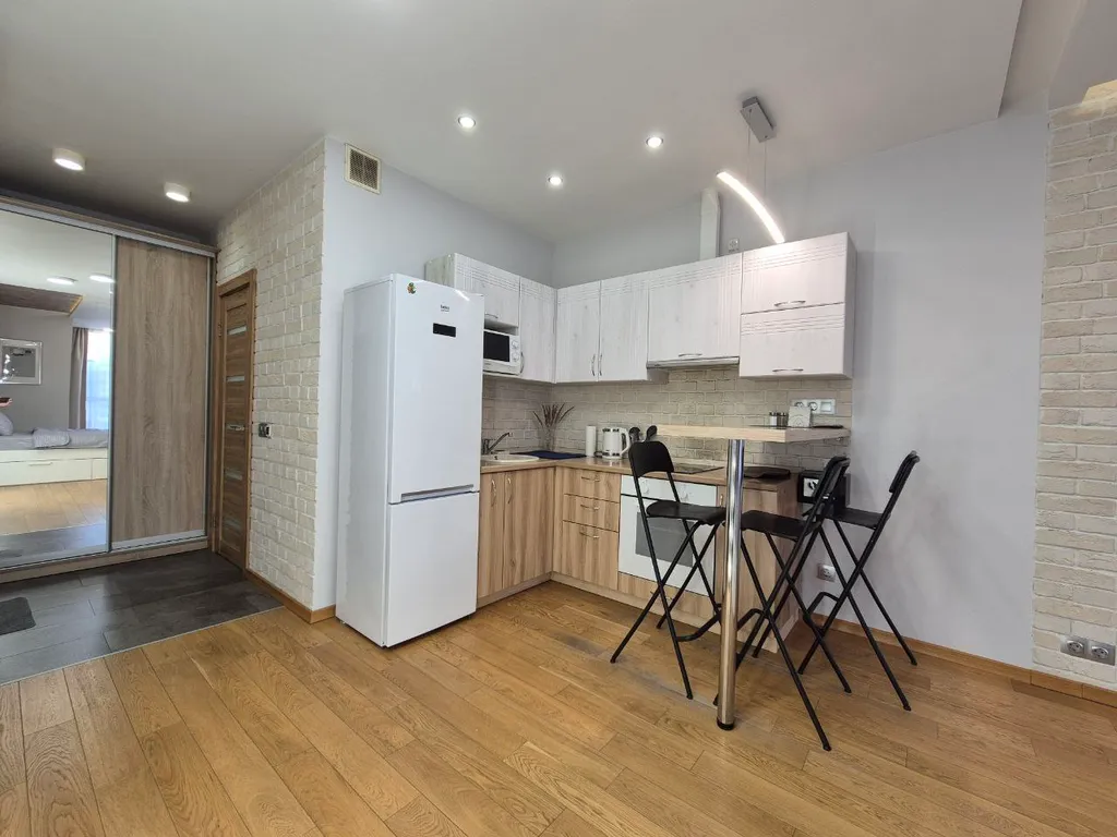 Стильная студия с панорамным окном на Борисовке White Lodging