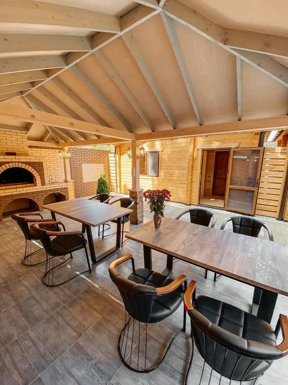 2 деревянных домика из сруба с беседкой-барбекю во одном дворе